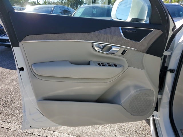 2023 Volvo XC90 B5 Plus