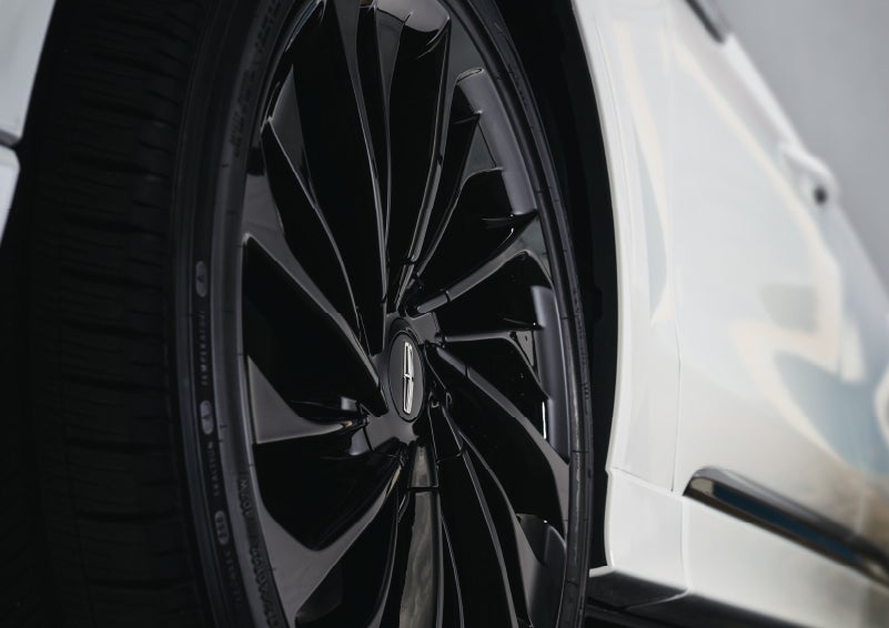 The wheel of the available Jet Appearance package is shown | Lincoln of Cutler Bay in Miami FL